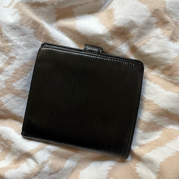 Louis Vuitton epi leather wallet. Perfect condition. - Picture 10 of 10